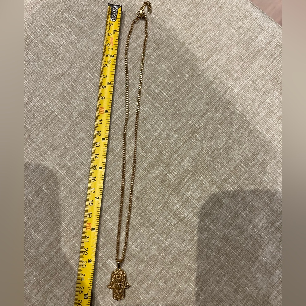 Elegant Gold Hamsa Pendant Necklace - Picture 5 of 6